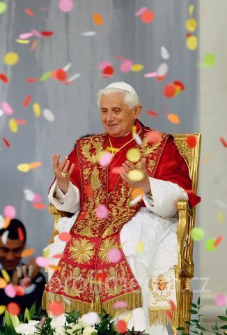 Pope w confetti